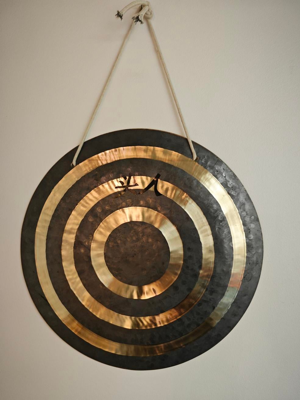 Gongit äänihoitotyössä by Valaistu Huone